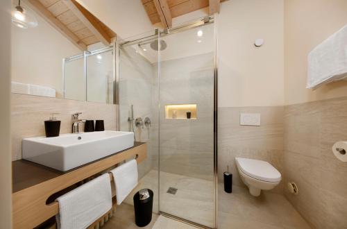 梅拉诺Pension Riedingerhof的一间带水槽和淋浴的浴室