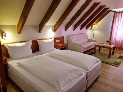 Hotel Faller客房内的一张或多张床位