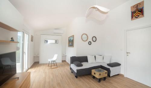 威尔帕扎Plamenatz studio apartments的客厅配有沙发和桌子