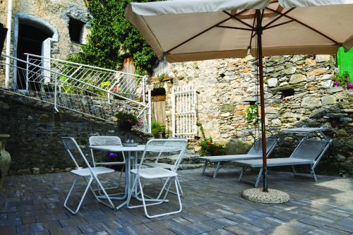 NasinoAgriturismo Nonnamelia的庭院配有桌椅和遮阳伞。