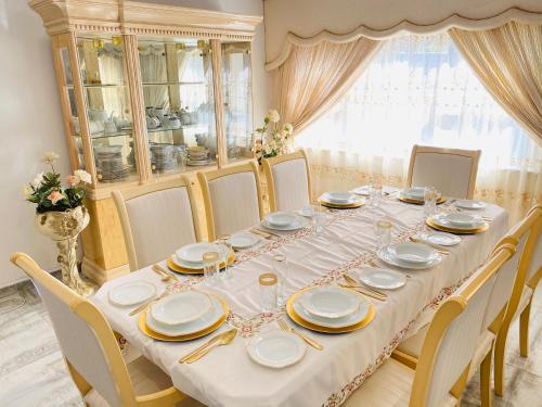 ButterworthRiver Valley Guest House的一间带长桌和椅子的用餐室