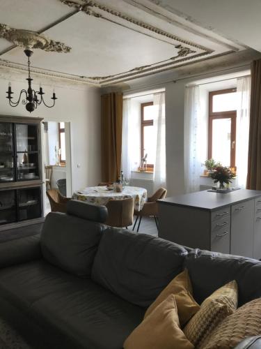 安娜贝格-布赫霍尔茨Ferienwohnungen Stadtboutique的客厅配有沙发和桌子