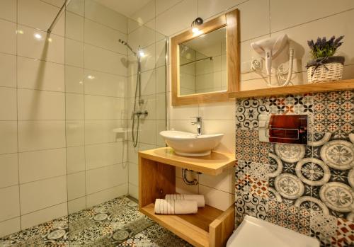 SkopanieAgroturystyka Olszynka的一间带水槽、卫生间和镜子的浴室