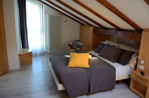 CampodennoAl Trifoglio的一间卧室配有一张黄色枕头的床