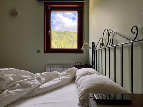 马尔蒂内特突利斯迪克卡帕托公寓的一间卧室设有一张床,享有窗户的景色