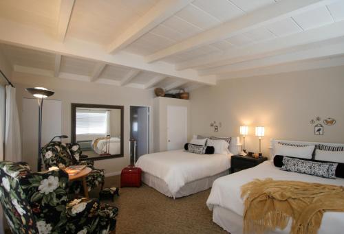 拉古纳海滩The Tides Laguna Beach的一间卧室配有两张床、一张沙发和一把椅子