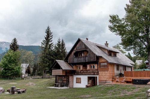 Srednja Vas v BohinjuHoliday House Franc的山顶上的大型木屋