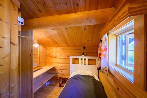 EndenRondane River Lodge - Rondane Gjestegård的小木屋设有床和窗户