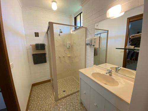 米尔迪拉欧罗娜汽车旅馆的一间带水槽和淋浴的浴室