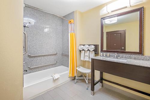 埃尔克城埃尔克城拉金塔旅馆及套房的带浴缸、水槽和淋浴的浴室
