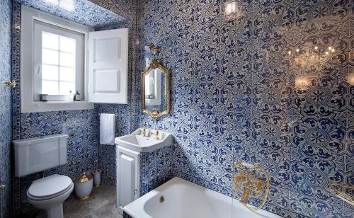 里斯本Casa dell'Arte Club House的蓝色和白色的浴室设有卫生间和水槽