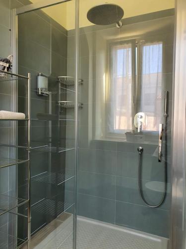 瓦伦扎Casa soggiorno il Quetzales的带淋浴的浴室和玻璃门