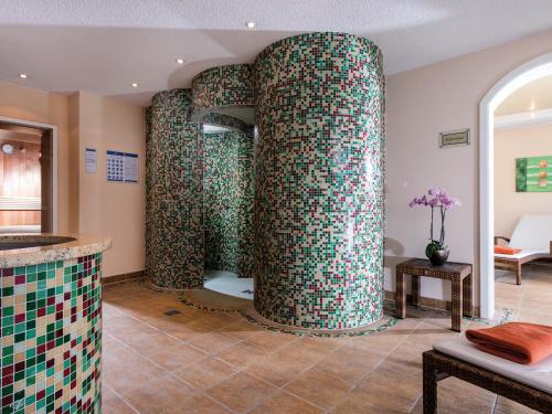 奥斯特巴德·哥伦风情旅游度假酒店的一间房间中间有两个大柱子的房间