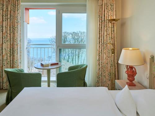 风情旅游度假酒店客房内的一张或多张床位