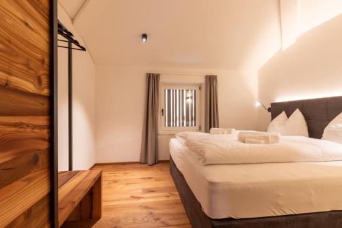 波斯特尔Innerbachlerhof - Laugen的一间卧室设有一张大床和一个窗户。