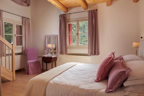 巴萨诺－德尔格拉帕Villa Lovi的一间卧室设有一张大床和一个窗户。