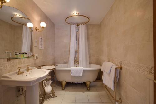 撒拉逊首领酒店的一间浴室