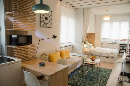 萨格勒布马克西米1号苏伯公寓的客厅配有沙发和桌子