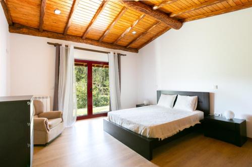 吉尔斯Casa de Fundões - Gerês的一间卧室设有一张床和一个大窗户