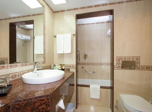 科拉雷侯Hotel Riu Palace Tres Islas的一间带水槽和淋浴的浴室