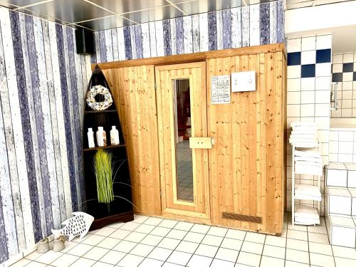 拉芬斯堡加尼利格尔顿酒店的一间位于客房内的带木门的浴室
