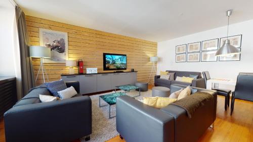 科尔马克莱夫街克尔玛公寓的带沙发和墙壁的客厅