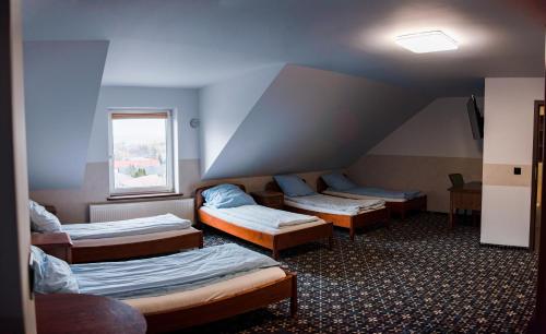KroczyceStacja Jura的带四张床和窗户的客房