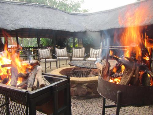 比勒陀利亚Bass Lake Country Lodge的院子里的大烤架,火炉