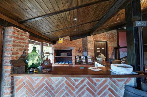 索托德尔瓦尔科Hotel Tejera del Nalon的厨房设有柜台和砖墙