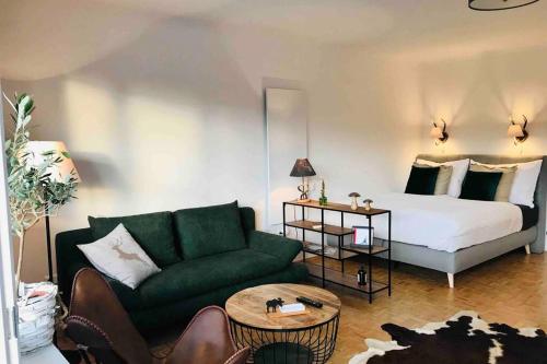 格拉茨Kaiserreich I - Styrian Hideaway的客厅配有绿色沙发和床。