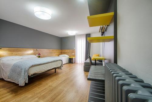 贝林Hostal-Restaurante LUGANO的酒店客房,设有两张床和一张沙发
