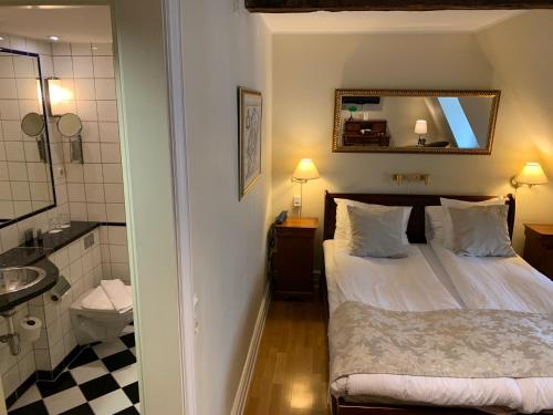 梅菲尔苏布拉纳什尔酒店客房内的一张或多张床位
