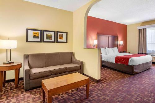 休士顿加勒里康福特套房酒店客房内的一张或多张床位