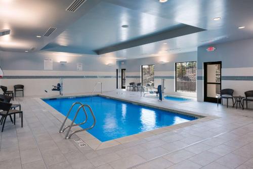 肯纳威克Comfort Suites Kennewick at Southridge的大楼内的大型游泳池