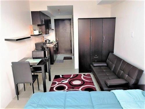 马尼拉Studio Condominium - Short and Long Term Staycation的带沙发的客厅和厨房