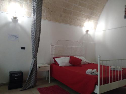 阿尔塔穆拉La casa di Carol的一间卧室配有一张红色床罩的床
