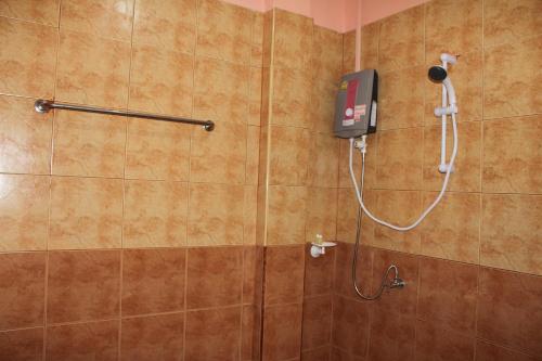 美翰马哈德宾馆的带淋浴的浴室,墙上配有电话
