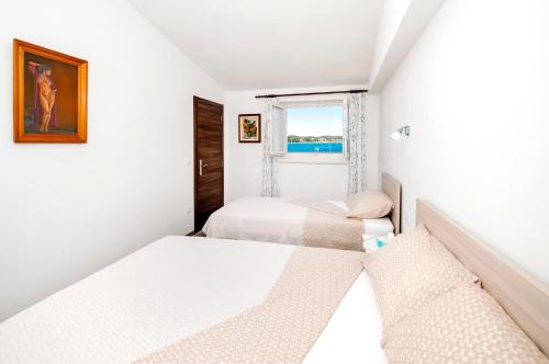 罗维尼Casa Campus的小型客房 - 带2张床和窗户