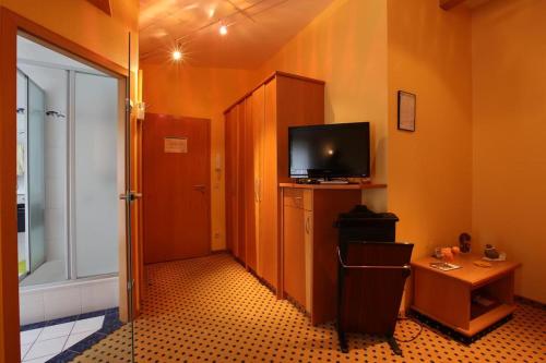 卢森堡奥普马克斯一室公寓酒店的一间设有走廊、电视和门的房间