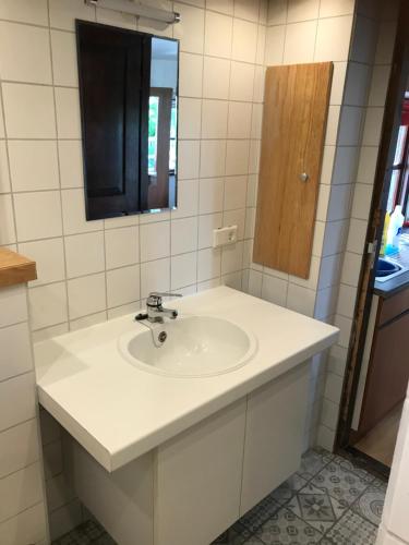 WinsumChalet westerham的浴室设有白色水槽和镜子