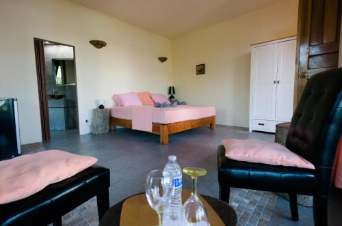 Los Duarte杜阿尔特角花园宾馆的卧室配有一张床和一张桌子及椅子