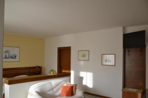 阿皮亚诺苏拉斯特拉达Haus Marion的客厅配有沙发和1张床