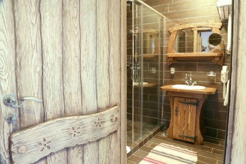 埃斯托萨多克Siberia的木制浴室设有水槽和淋浴