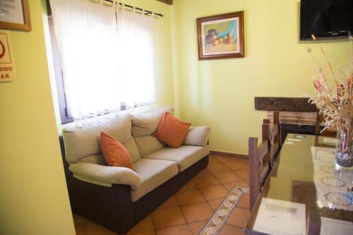 卡米诺新村Casas Rurales El Caminante的客厅配有沙发和桌子