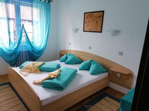 耶塞尼采艾尔文的一张床上的房间,上面有蓝色的枕头