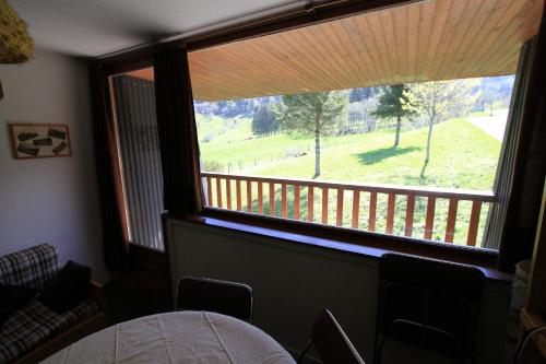 勒蒙多尔Studio Village des Longes的客房设有大窗户,享有庭院的景色