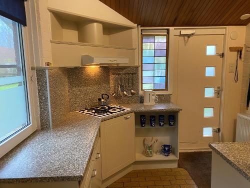 劳雷尔苏格Robbenoort 45的厨房配有炉灶和台面