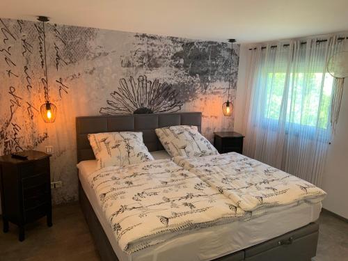 葡萄酒之路上的诺伊施塔特Zeit in Hambach的一间卧室,卧室内配有一张大床