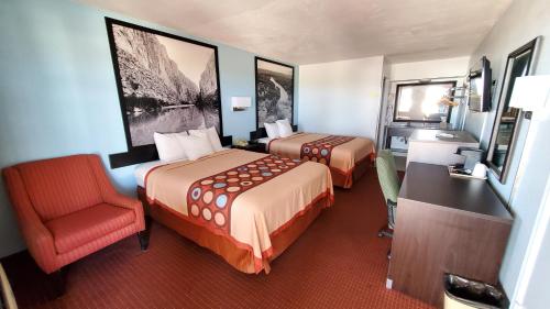范霍恩范霍恩速8酒店的酒店客房 - 带两张床、一张桌子和一把椅子