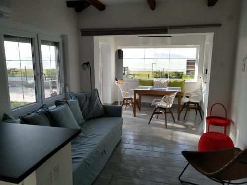 福纽德Exclusive Beachfront Villa的客厅配有沙发和桌子